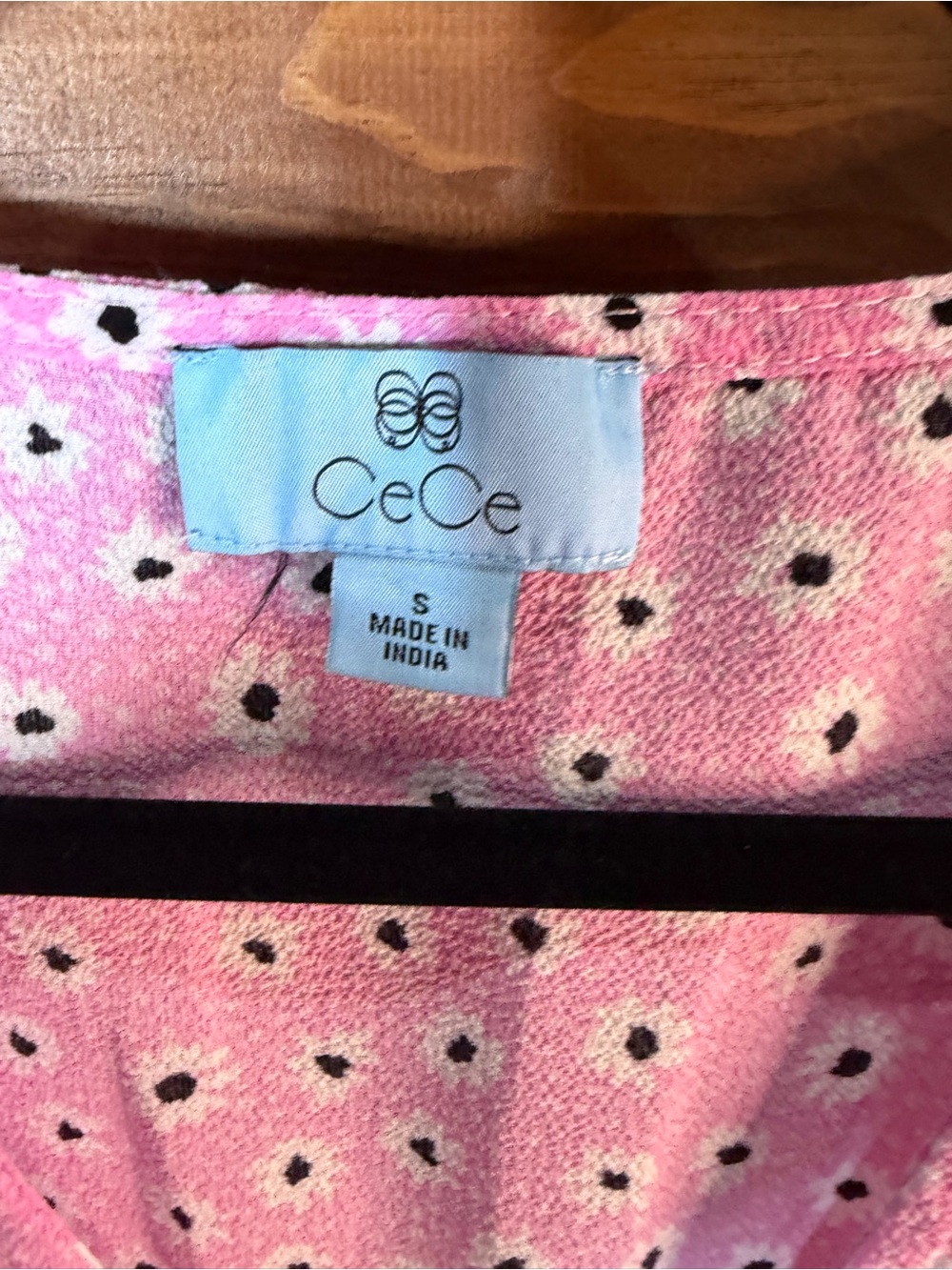 CeCe Pink Daisy-Print V-Neck Button Front Blouse Size Small 💕🖤🌸 - Picture 2 of 8